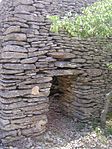 Entrée d'une nef avec système double de décharge au-dessus du linteau à La Roque-sur-Pernes (Vaucluse).