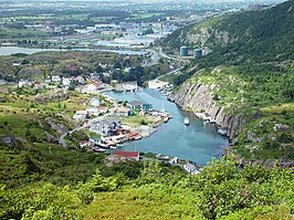 Het kustgedeelte van Quidi Vidi met in de achtergrond het gelijknamige meer. Naar het westen toe (links) bevinden zich nog gebouwen