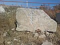 Uno de los muchos símbolos religiosos tallados en piedra en el camino hacia la Máscara del Duelo.