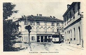 Capolinea davanti alla stazione ferroviaria (cartolina d'epoca)