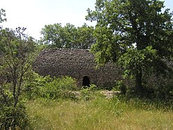 Grande nef en pierre sèche à La Roque-sur-Pernes (Vaucluse).