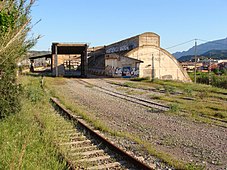 L'apartador l'any 2008, ja fora de servei. A la dreta, el magatzem de potassa. A l'esquerra, instal·lacions de descàrrega i càrrega del mineral.