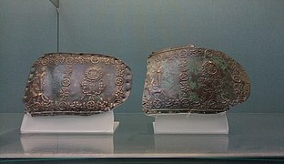 Fragments de ceinture en bronze gravés de divinités sur animaux, disques et arbres stylisés. British Museum.