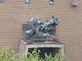 Escultura sobre la porta de la central de policia de La Haia
