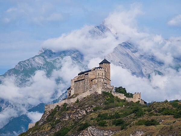 圖為背靠上克里山的城堡瓦萊里聖母聖殿，位於瑞士瓦萊州。