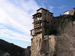 Casas colgadas, Cuenca. El aprovechamiento extremo del espacio en adaptación a emplazamientos difíciles y la utilización de materiales autóctonos (la madera abundante en la Serranía) son representativos de la arquitectura popular, tanto rural como, en este caso, urbana.