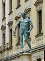 Deutsch: Der "Fechter-Brunnen" auf dem Universitätsplatz English: A fountain-statue near the main building Polski: Pomnik-fontanna "Szermierz" obok gmachu głównego