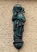 Figur aus Baukeramik von C. Teichert am Fabrikgebäude in Meißen, Neumarkt 5