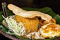 Nasi goreng avec du poulet, de l'œuf et des krupuk.