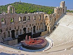 Préparation de la scène pour un spectacle en octobre 2005.