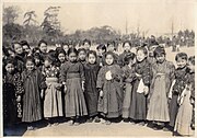 1914年、袴姿の少女たち