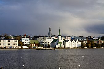 La Iglesia Libre de Reykjavik en primer plano y la Hallgrímskirkja en el fondo de la imagen.