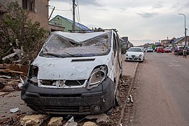 Lužice: zdemolovaný automobil ve Velkomoravské ulici
