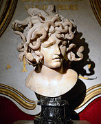 Representación de una Gorgona, con serpientes en la cabeza (Bernini).