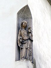 Edificio al numero 59: statua delle Vergine e Bambino.