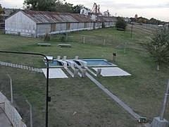 Pileta al costado del puente - panoramio.jpg