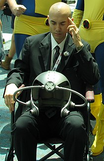 Cosplay de Charles Xavier avec le casque de Cerebro.