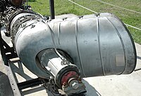 תמונה של החלק האחורי של מנוע איסוטוב TV-2. בתמונה זאת ניתן לזהות את הציר היוצא מאחורי המנוע, מיד ליד הציר נמצא צינור הפליטה המוביל הצידה.