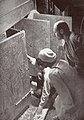 Howard Carter y el so equipu abriendo les capiyes de los sarcófagos de la tumba de Tutankamón (KV62 (númberu 62 del Valle de los Reis) en 1922.