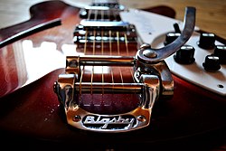 Bigsby vibrato na Rickenbacker 330 modelu gitare.