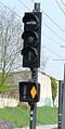 Signal, das eine Straßenkreuzung schützt: Es zeigt Halt (leuchtende horizontale Linie), aber das System hat die Annäherung eines Zuges erkannt (leuchtende gelbe Raute)