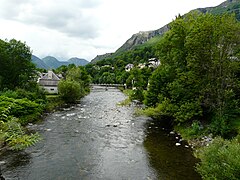 El río atravesando la localidad de Fos