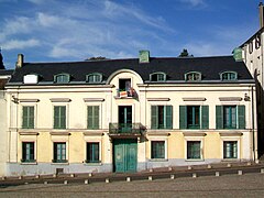 Ancienne maison de notaire, 47 rue du Général-Leclerc, face au portail de l'église.