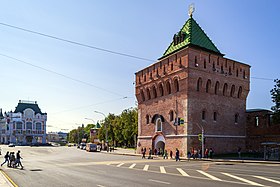 Дмитриевская башня кремля и бывшее здание городской думы