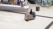 ショッピングモールの床を掃除するための、乗り込むタイプの拭き掃除機