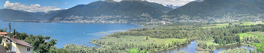 View of the swiss side of lake Maggiore.jpg
