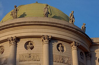 The design of the California Palace of the Legion of Honor was based on the Palais de la Légion d'Honneur.