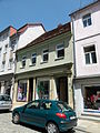 Wohnhaus mit Laden (originale Front) in geschlossener Bebauung