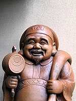 シヴァは仏教の神として取り入れられ、あるいは融合している。左：　日本の大黒天はシヴァと大国主が融合した神格である[323]。右：　不動明王は恐ろしい姿で適応したシヴァである[324]。