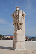 Estatua de Juan III de Portugal en la plaza de la universidad.