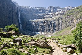 Vista del circo de Gavarnie, circo glaciar donde se precipitan varias cascadas en los Pirineos franceses.