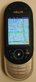 טלפון סלולרי שמציג מפה של אזור, לרוב יהיה מצורף למפה זיהוי של מיקום המשתמש באמצעות GPS