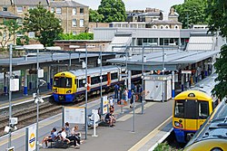 De bovengrondse perrons met overground treinen in 2014.