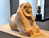 阿蒙涅姆赫特三世的獅身人面像。第12王朝，公元前1800年。現存慕尼黑埃及藝術國家博物館。