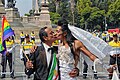 Homoseksualec in transvestit, ki se poljubljata na protestu v Mexico Cityu.