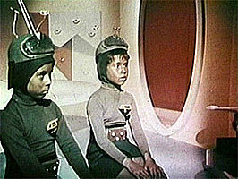 Pia Zadora in de film “Santa Claus Conquers the Martians”, rechts op de foto