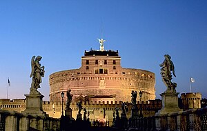 טירת סנטאנג'לו היא מבנה מעגלי גבוה הנמצא ברומא שבאיטליה. במקור היה המבנה מאוזולאום שנבנה על ידי הקיסר הרומי אדריאנוס עבור עצמו. המבנה ממוקם בקרבת הוותיקן ושימש במשך מאות שנים כמצודה וטירה. כיום המבנה הוא מוזיאון.