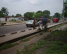 Rue à Lemba. Manioc à l'avant-plan