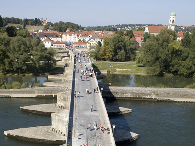 Blick von Regensburg nach Norden über die Steinerne Brücke nach Stadtamhof.