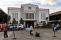 Tampak depan dari Stasiun Tugu sebelum dilakukan pengecatan ulang.