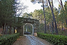 Acesso ao Castelo ou Torre de Ferreira de Aves - Portugal (6744855293).jpg