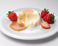 Bavarian cream with caramel sauce and strawberries