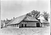 Boerderij met zijbaander, twee schuren