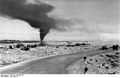 Havnen ved Tobruk med sænkede skibe og til venstre for vejen britiske krigsfanger