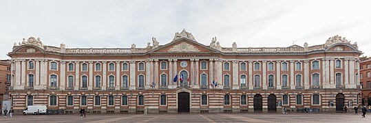 El Capitolio alberga el Ayuntamiento (fachada del siglo XVIII).