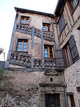 Une bien curieuse maison sur le haut du village.